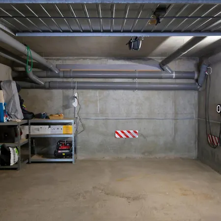 Grand Climatise A La Avec Garage Prive アパート *