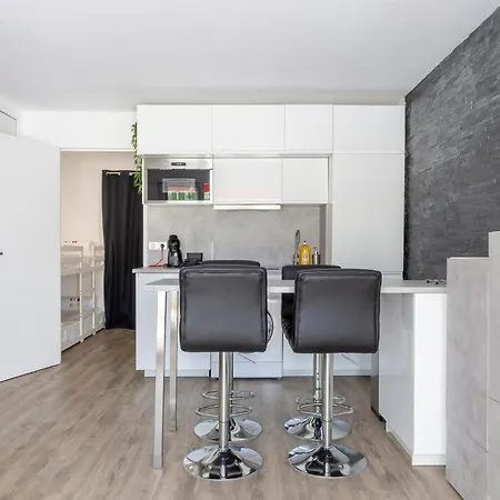 Grand Climatise A La Avec Garage Prive *
